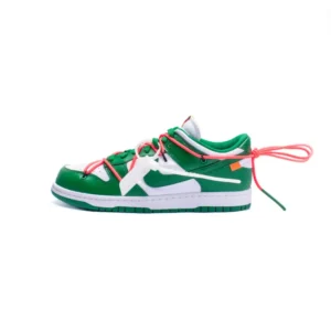 A Off-White e a Nike colaboraram novamente para apresentar uma nova versão do modelo Nike Dunk Low durante a Paris Fashion Week. O Off-White x Nike Dunk Low Pine Green é parte de um conjunto que inclui outros dois modelos Nike Dunk Low.